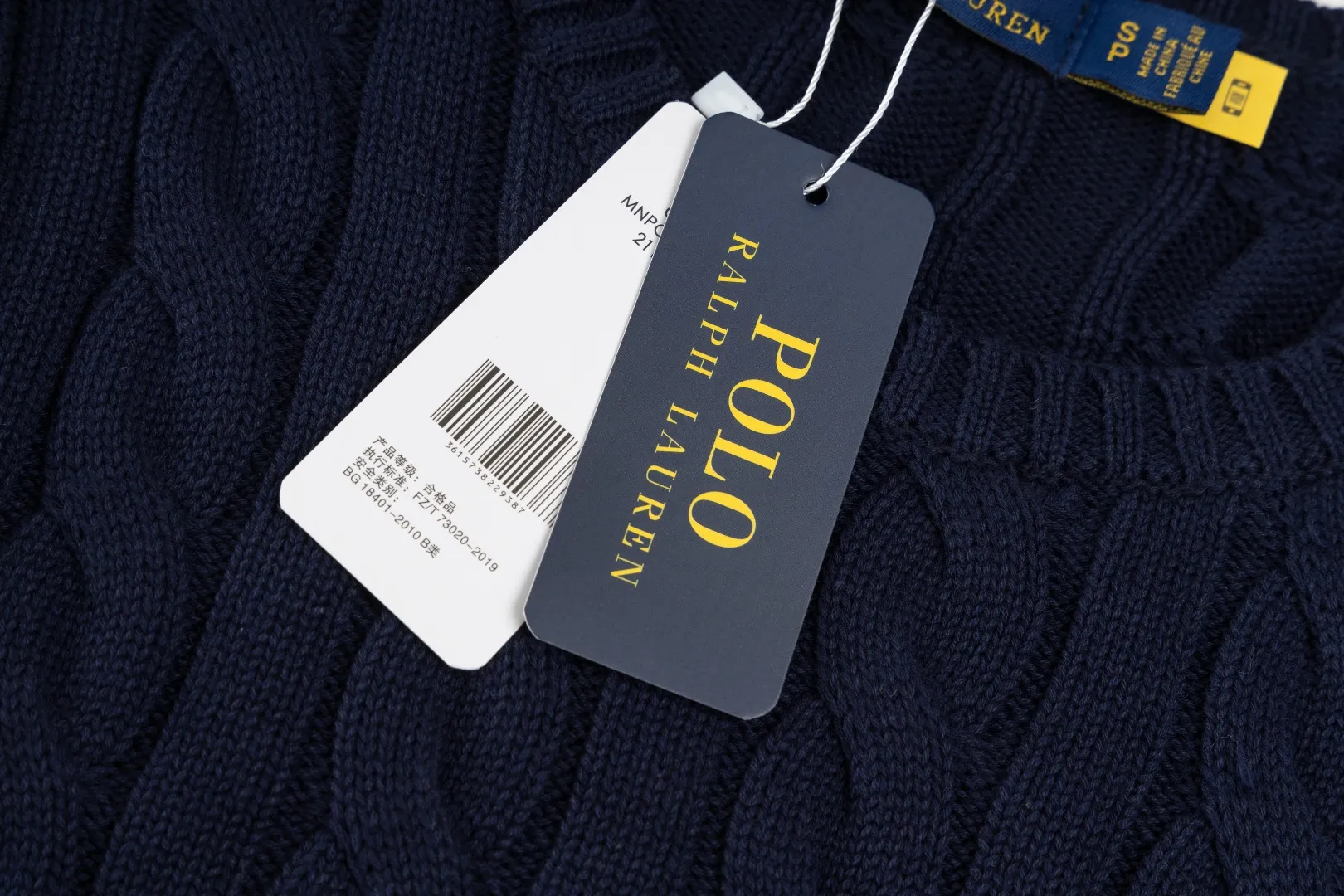 P220 #R91 RALPH LAUREN Ralph Lauren fourteen colors classic small label embroidery round neck pullover cable cardigan sweater men's top, high-density LOGO embroidery on the chest, original customization of tag accessories. Made of pure cotton yarn, pure cotton is skin-friendly and comfortable, small label war horse embroidered twist button round neck sweater 🐎 high quality, follow the blogger to learn how to wear it! Let’s buy a Ralph Lauren cable sweater. It’s a super hard-to-find series after it became popular. It’s hard to find one on the official website. It’s simple and practical to wear, with a lazy and loose feel. The thickened fabric has more texture, feels soft and delicate, and has a loose fit. Whether worn alone or layered, you can wear different styles of fashion with just one piece!   Size：XS S M L Sleeve length: 59/60/61/62/63